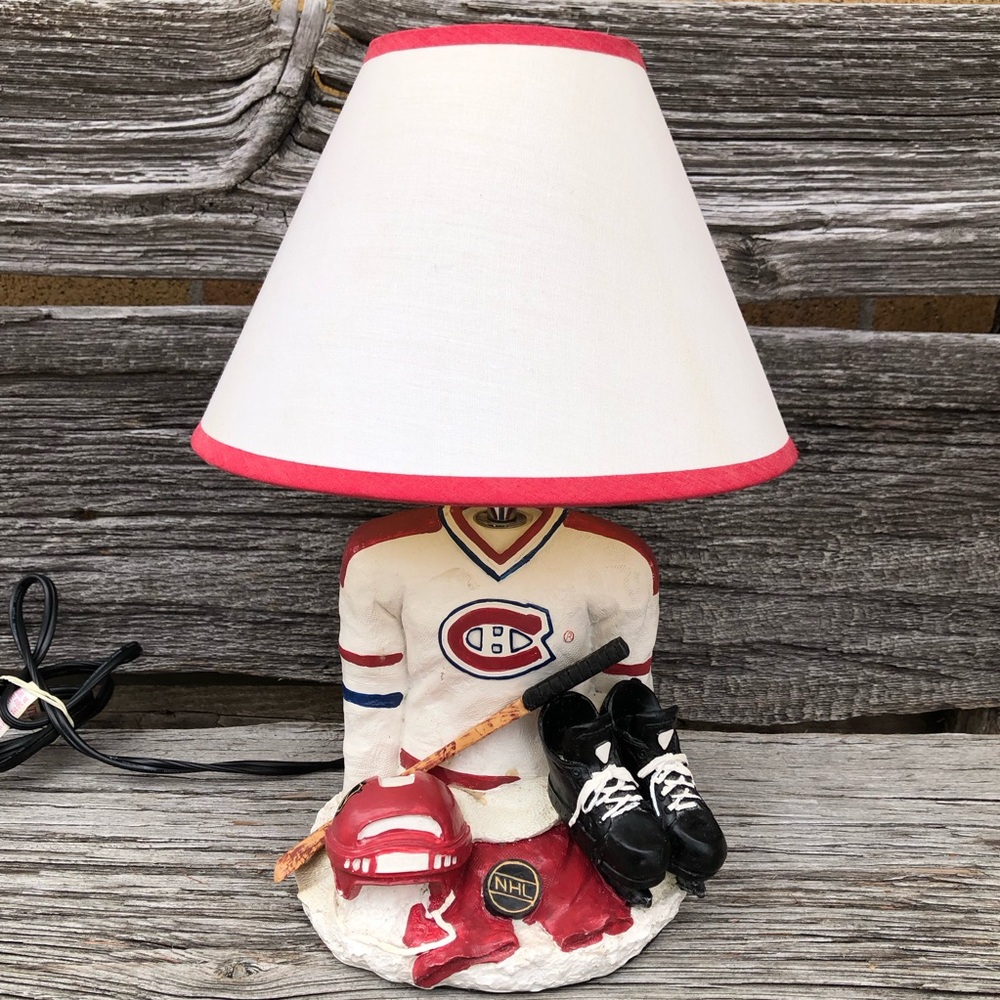 Montreal Canadiens vintage NHL statue desk lamp with a hockey themed base 90s ❤️
